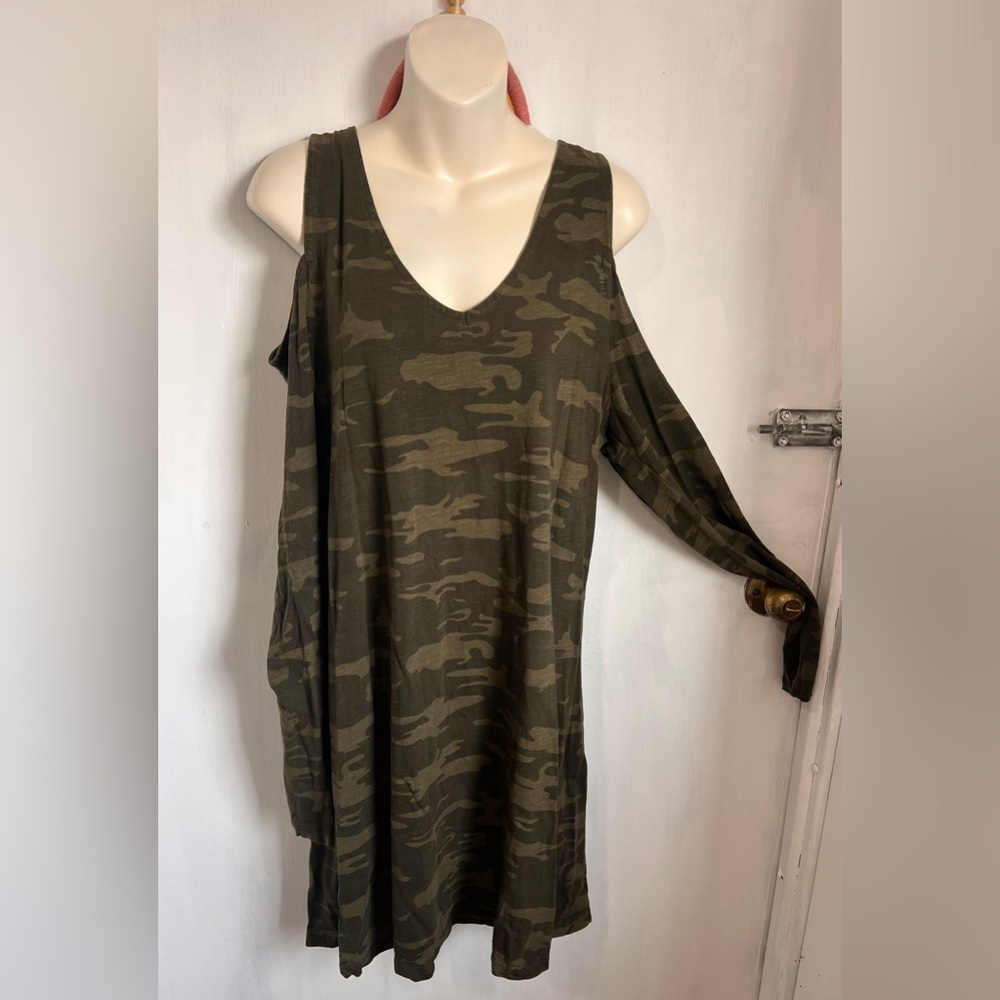 Sanctuary Camo Open Shoulder Long Sleeve Casual Dress NWOT size Large.